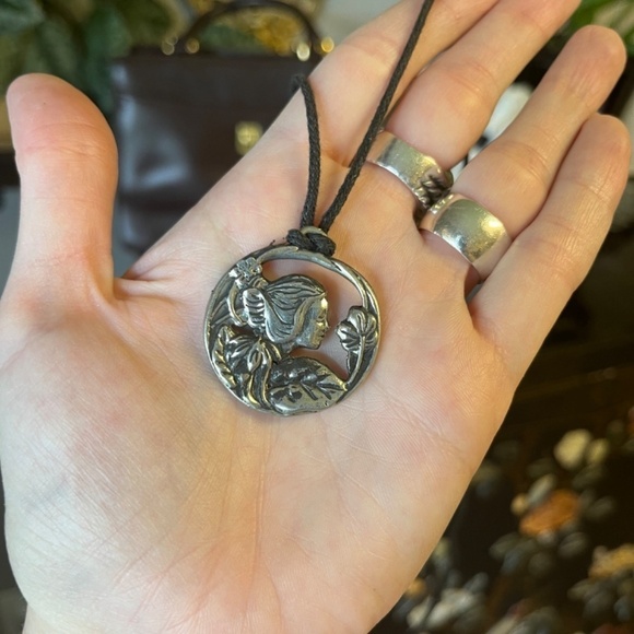 Vintage Silver Pewter Handmade Cameo Style Woman in Florals / Leaves Necklace - Picture 4 of 5